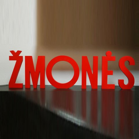 medinės raidės raudonos
